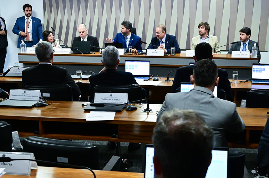 Custo ao consumidor e energia limpa desafiam sistema elétrico, mostra debate