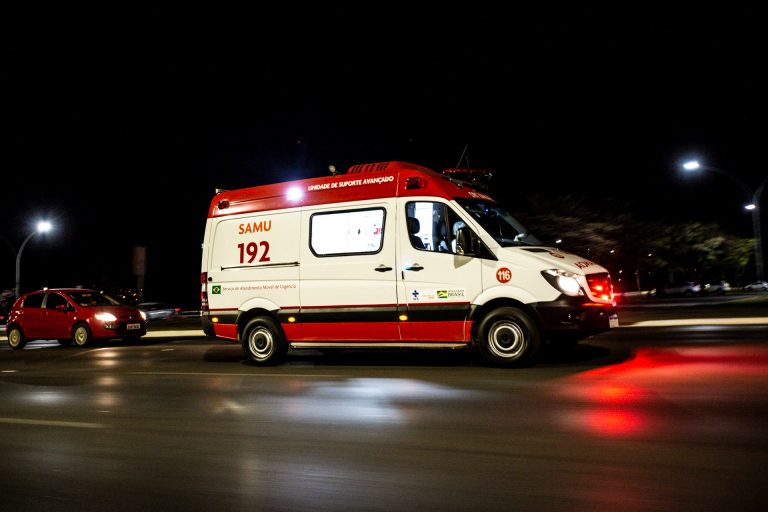 Ambulância do Samu numa rua à noite