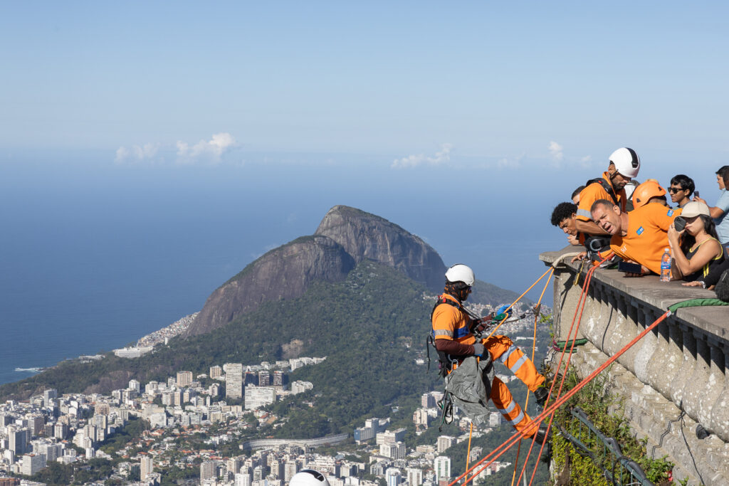 Garis alpinistas da Comlurb realizam limpeza nas encostas do Santuário Cristo Redentor