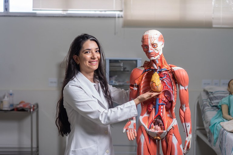 Governo cria Bolsa Permanência de R$ 700 para estudantes do Mais Médicos