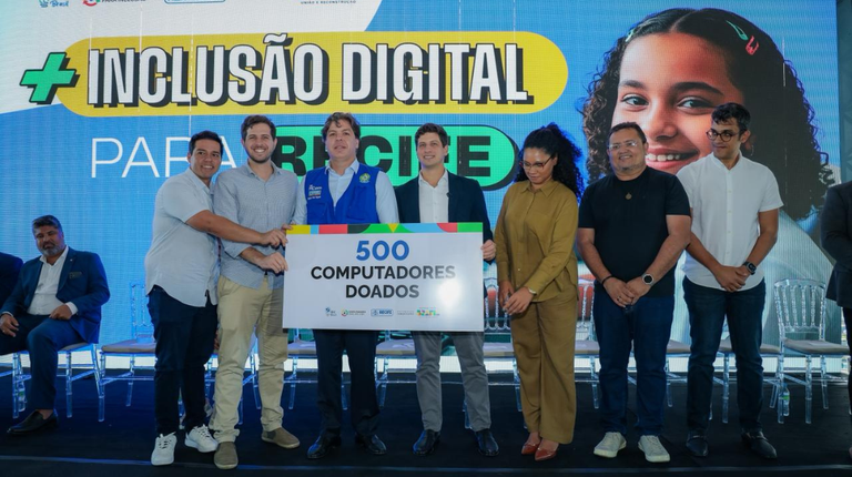 Governo do Brasil doa 500 computadores e faz parceria com Recife por mais conectividade