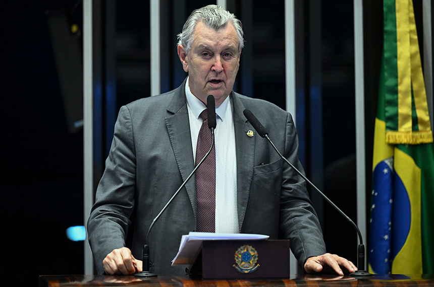 À tribuna, em discurso, senador Luis Carlos Heinze (PP-RS).