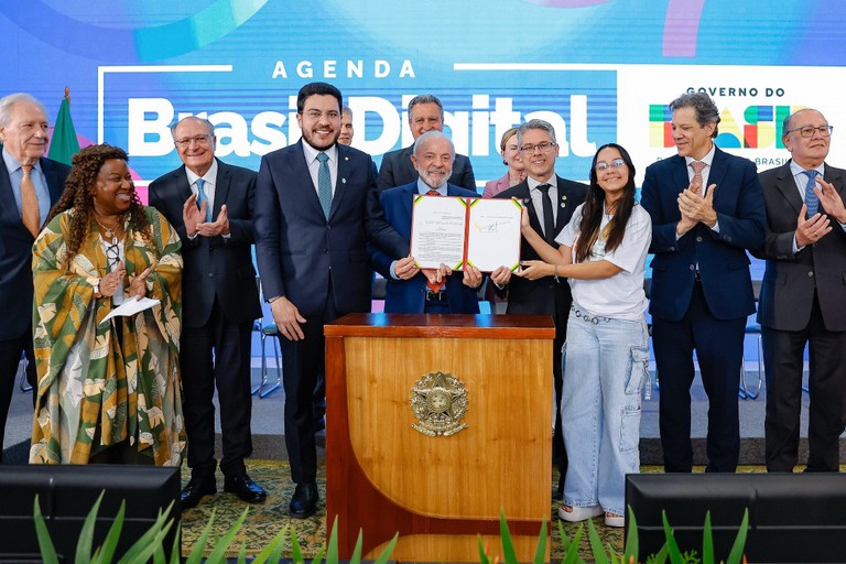 “Hoje damos um passo importante em direção à soberania digital”, diz Lula ao sancionar lei que protege crianças na internet