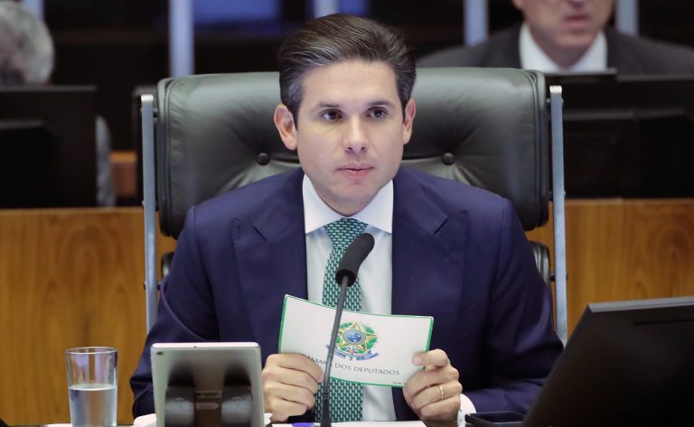 Deputado Hugo Motta fala ao microfone