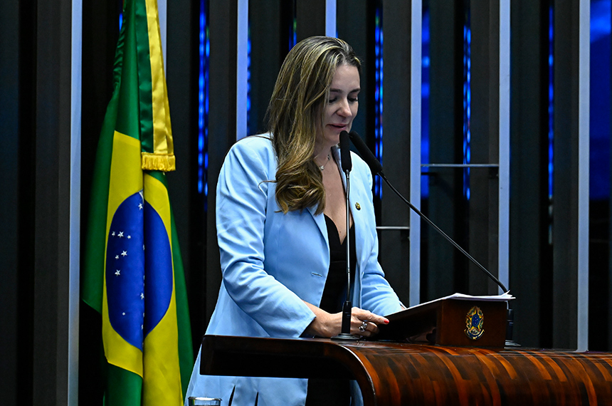 Em discurso, à tribuna, senadora Augusta Brito (PT-CE).