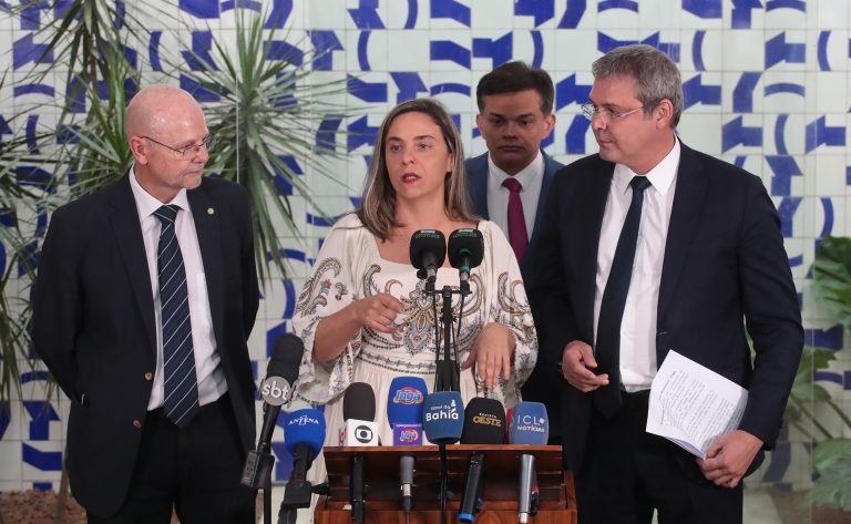 Fernanda Melchionna concede entrevista ao lado de deputados governistas