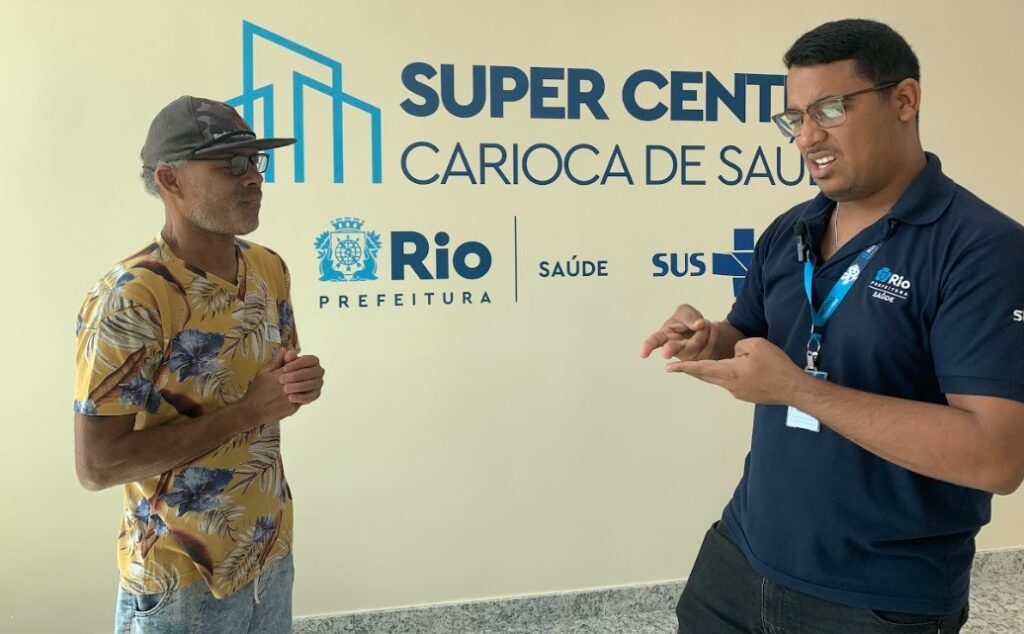 Intérprete de libras acompanha pessoa surda em cirurgia