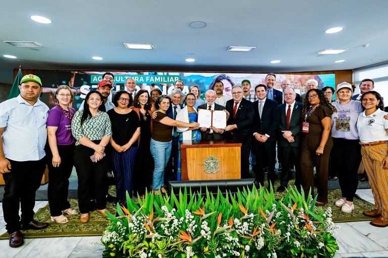 Lula sanciona leis que fortalecem agricultura familiar e oferta de alimentos no País