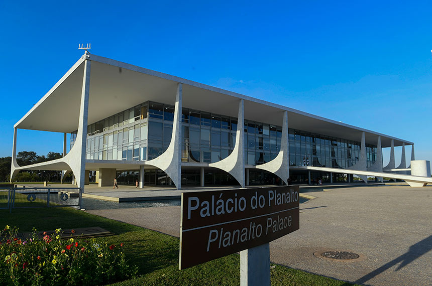 Palácio do Planalto é o local de trabalho da Presidência do Brasil. É onde está situado o Gabinete do Presidente da República. O prédio também abriga a Casa Civil, a Secretaria-Geral e o Gabinete de Segurança Institucional da Presidência da República. Concebido pelo arquiteto Oscar Niemeyer com projeto estrutural do engenheiro Joaquim Cardozo, é a sede do Poder Executivo Federal do Brasil. Localizado na Praça dos Três Poderes em Brasília, o Palácio do Planalto faz parte do projeto do Plano Piloto e foi um dos primeiros edifícios construídos na capital.
