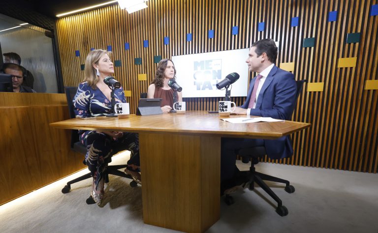 Motta grava a primeira entrevista no novo estúdio