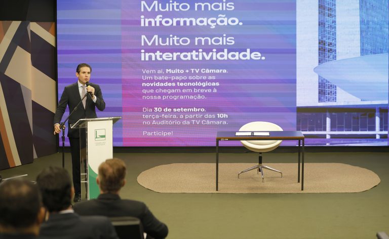 Motta lança o programa e inaugura o painel de LED da TV Câmara