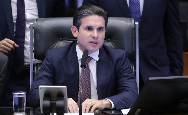 Deputado Hugo Motta fala ao microfone