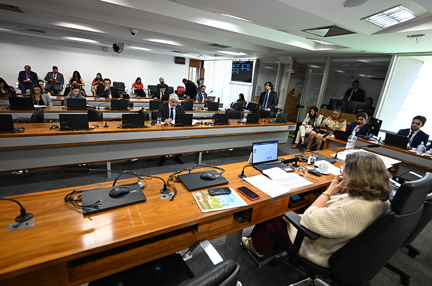 À bancada, em pronunciamento, relator do PL 2.345/2023, senador Humberto Costa (PT-PE).