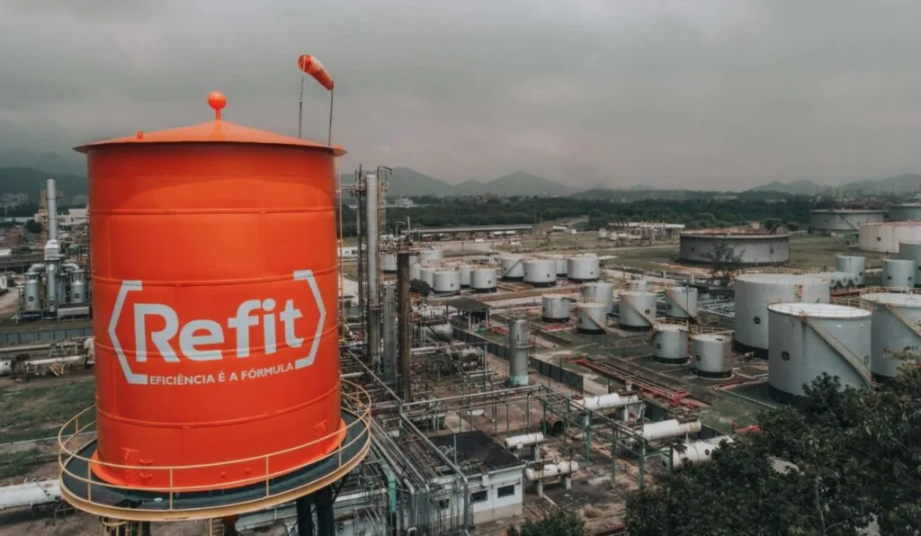 Operação Cadeia de Carbono interdita refinaria em Manguinhos, no Rio