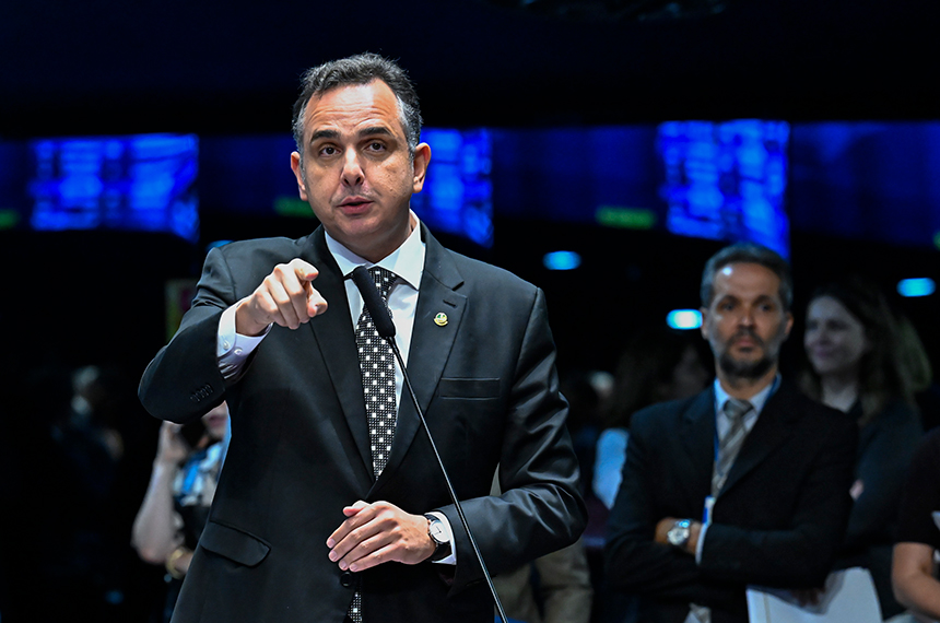 À bancada, em pronunciamento, senador Rodrigo Pacheco (PSD-MG).
