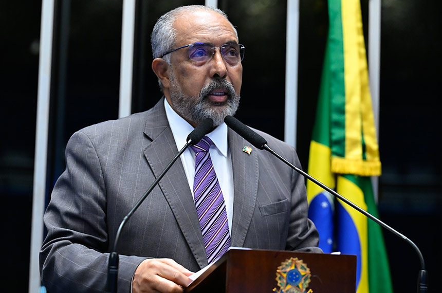 À tribuna, em discurso, senador Paulo Paim (PT-RS).