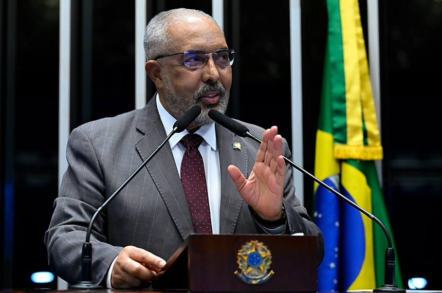 À tribuna, em discurso, senador Paulo Paim (PT-RS).