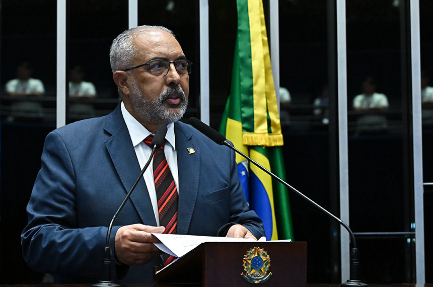 Em discurso, à tribuna, senador Paulo Paim (PT-RS).