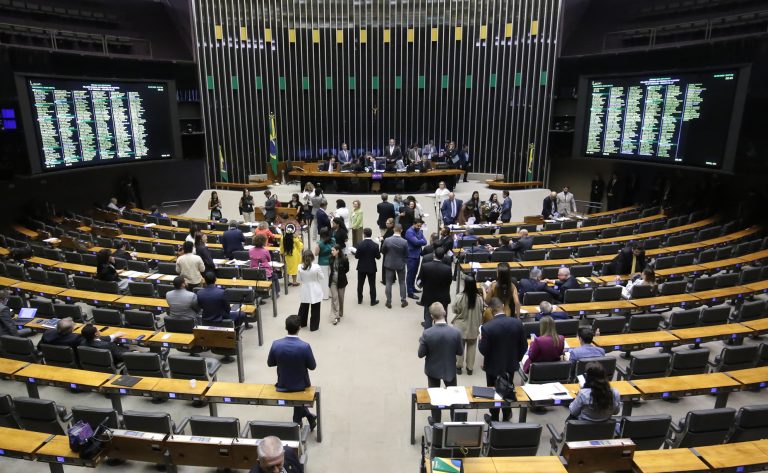 Discussão e votação de propostas legislativas.