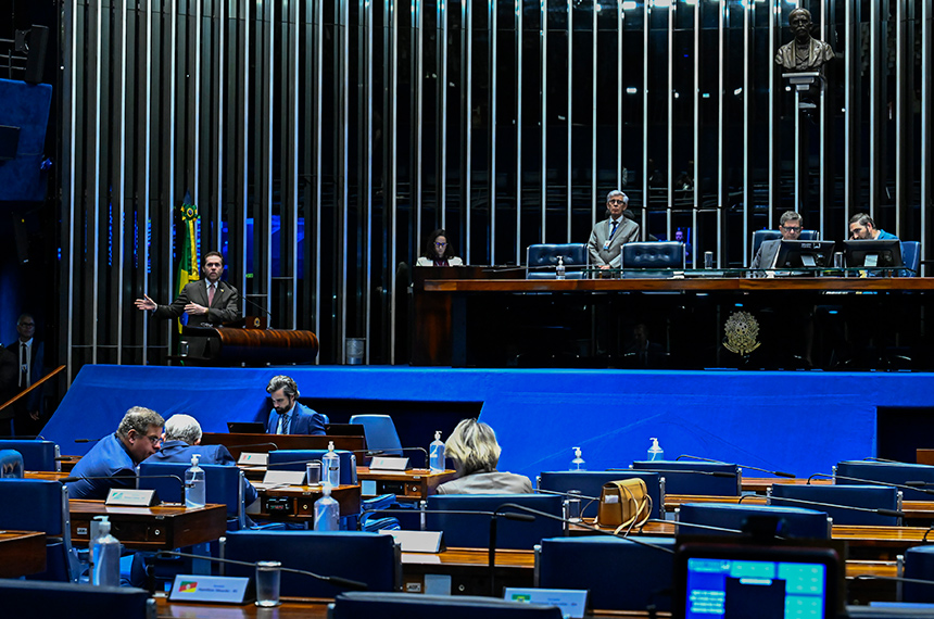 Senador Plínio Valério (PSDB-AM) em discurso à tribuna.