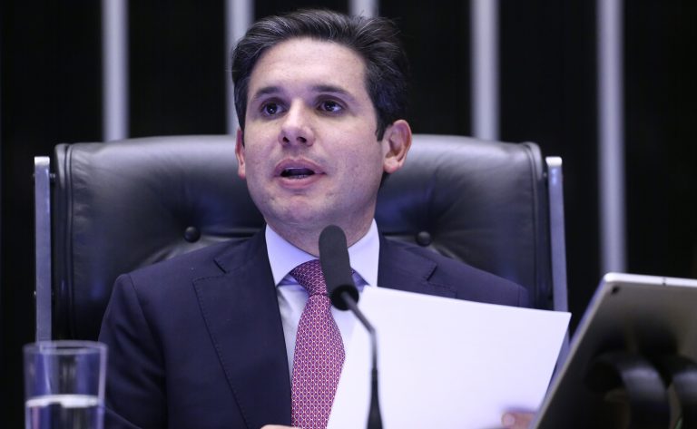 Deputado Hugo Motta fala ao microfone