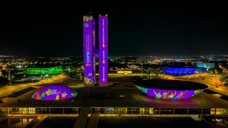 Projeção em Brasília anuncia a 5ª Conferência Nacional de Políticas para as Mulheres