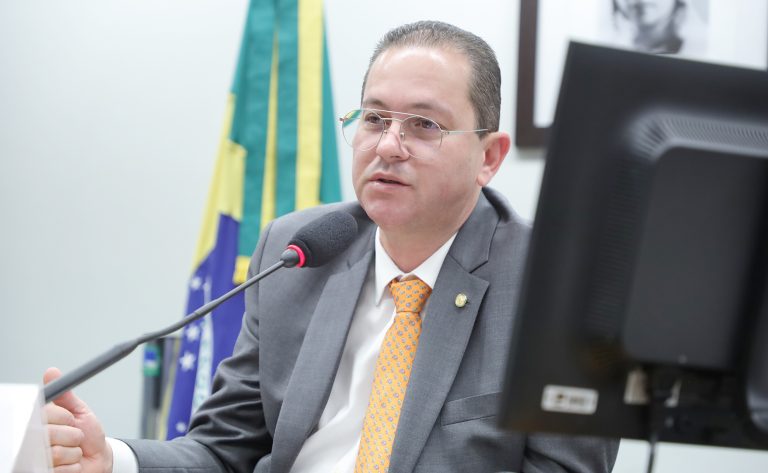 Deputado Alex Santana fala ao microfone