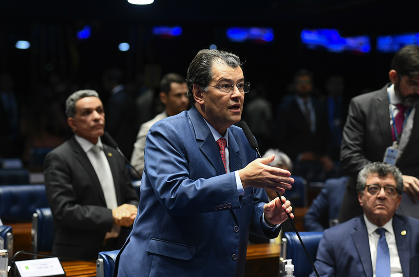 À bancada, em pronunciamento, senador Eduardo Braga (MDB-AM).