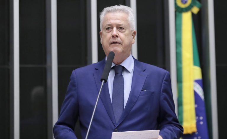 Deputado Rodrigo Rollemberg fala ao microfone