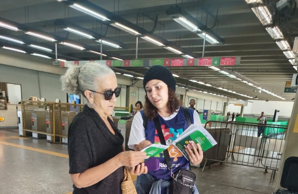 Secretaria da Pessoa com Deficiência faz campanha de conscientização no MetrôRio