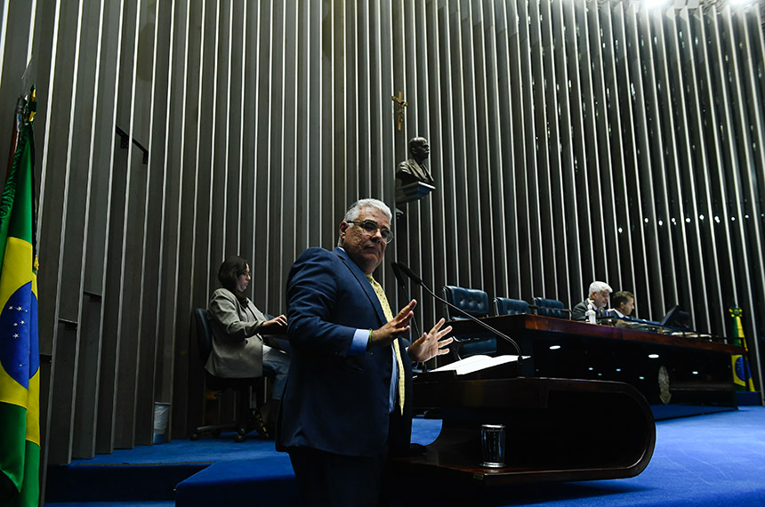 Senador Eduardo Girão (Novo-CE) em discurso à tribuna.