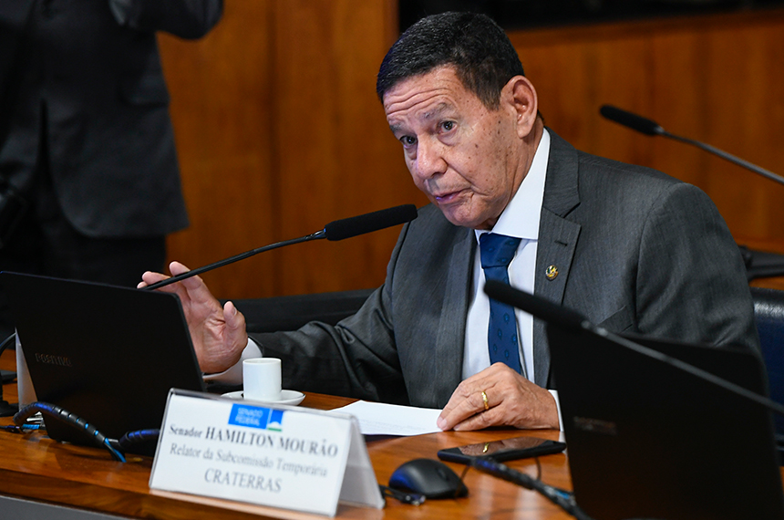 Em pronunciamento, à bancada, senador Hamilton Mourão (Republicanos-RS).