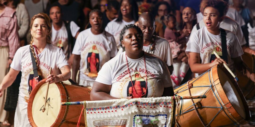 Tambores e cantos marcam abertura do Festival Artes Vertentes