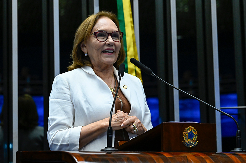 À tribuna, em discurso, senadora Zenaide Maia (PSD-RN).