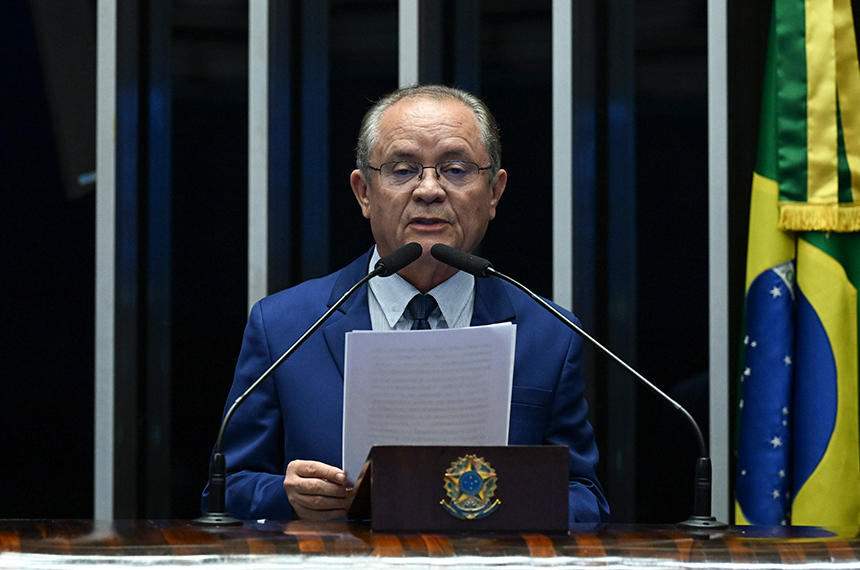 À tribuna, em discurso, senador Zequinha Marinho (Podemos-PA).