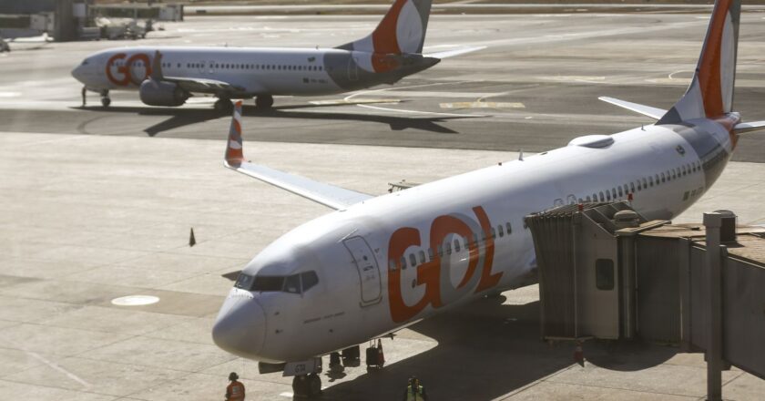 Ministérios pedem apuração de crimes em retirada de mulher de voo