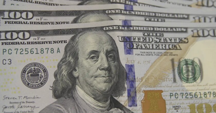 Dólar fecha o dia em R$ 4,88, menor cotação em 11 meses