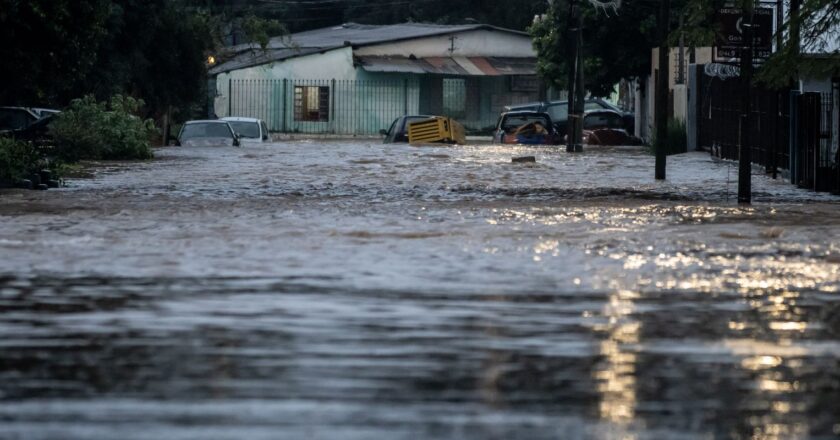 Córrego transborda e volta a invadir casas em Porto Alegre