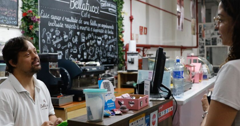 Cafeteria em São Paulo é comandada por pessoas com síndrome de Down