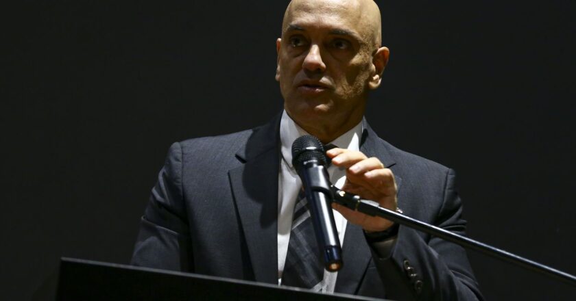 AGU pede ao STF apuração de posts com divulgação de decisões de Moraes