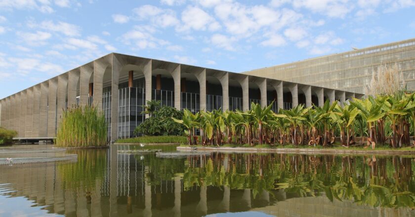 Premiê de Bangladesh cancela viagem ao Brasil após protestos em massa