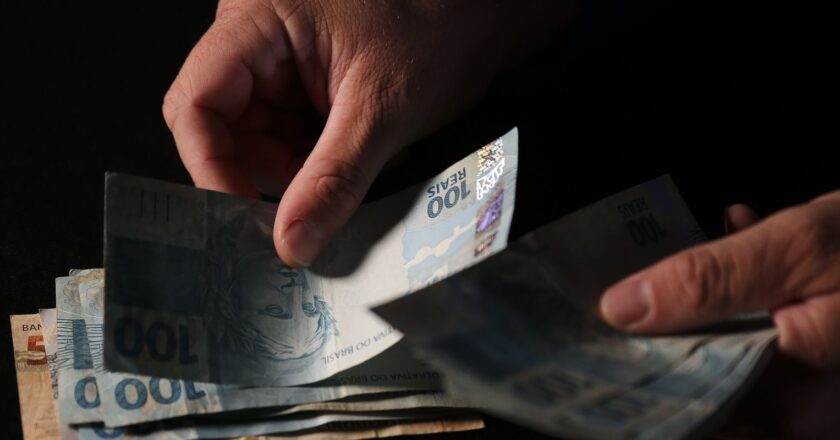 Renda comprometida com dívidas é a menor desde antes da pandemia