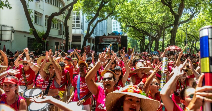 Quizomba faz último desfile do carnaval de rua de 2024 pregando o amor