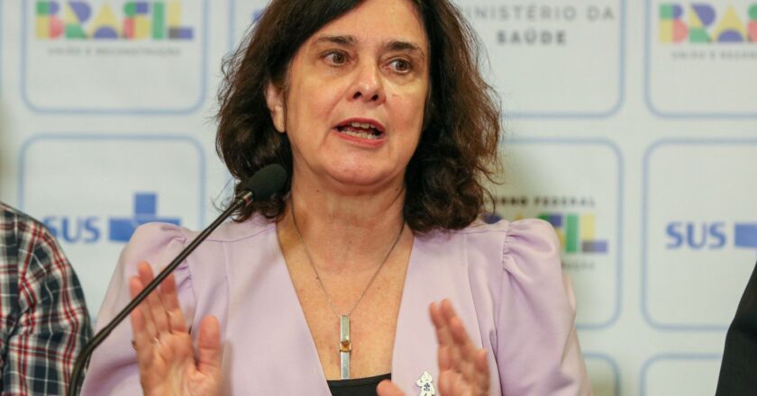 Ministra anuncia atualização da vacina contra pólio a partir de 2024