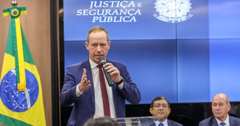 Governo faz acordo para proteger extração de ouro