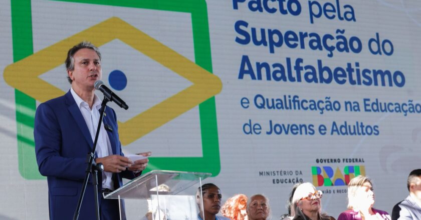 Governo faz pacto para alfabetizar brasileiros com mais de 15 anos