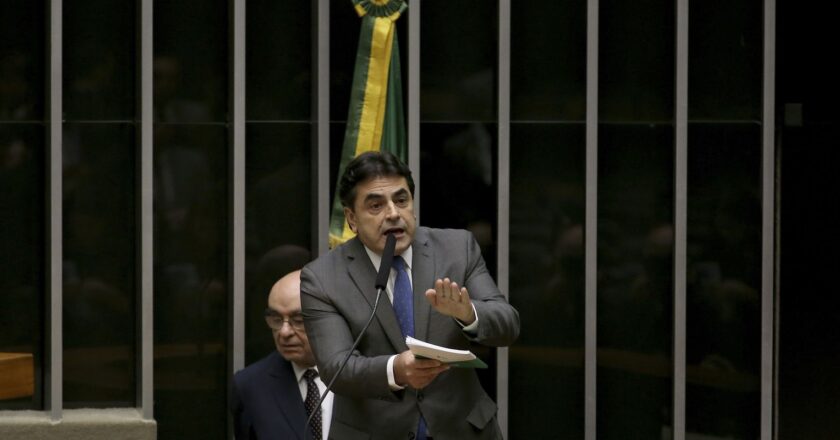 Deputados protocolam PEC que permite derrubada de decisões do STF