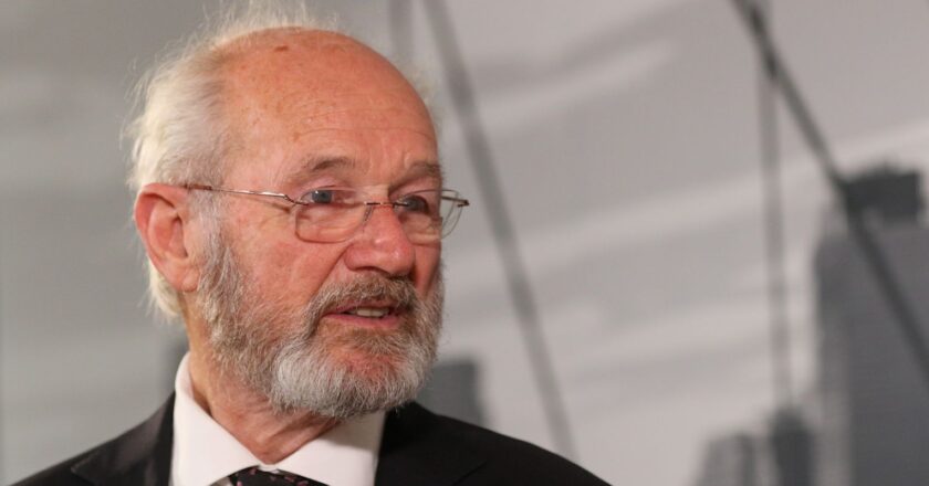 Pai de Assange divulga documentário sobre luta por liberdade do filho