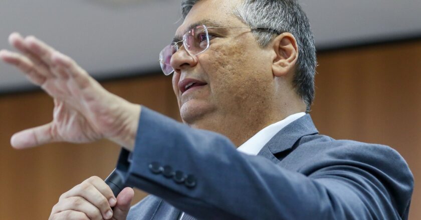 Lula afirma que Dino é vítima de fake news com “ataques plantados”