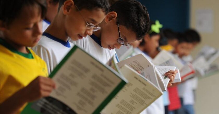 Justiça suspende distribuição de material pedagógico com erros em SP